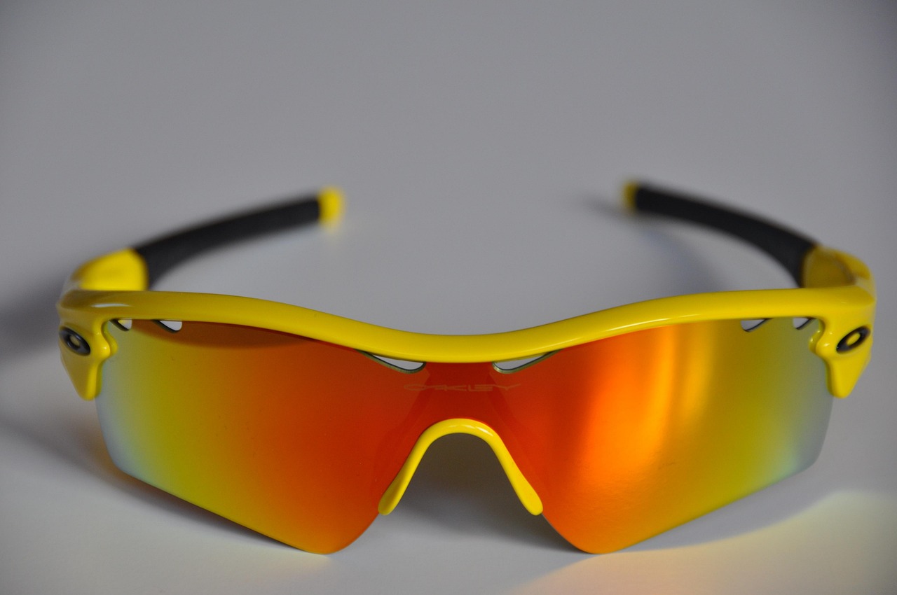 Oakley sarı performans güneş gözlüğü kırmızı aynalı lensler toptan