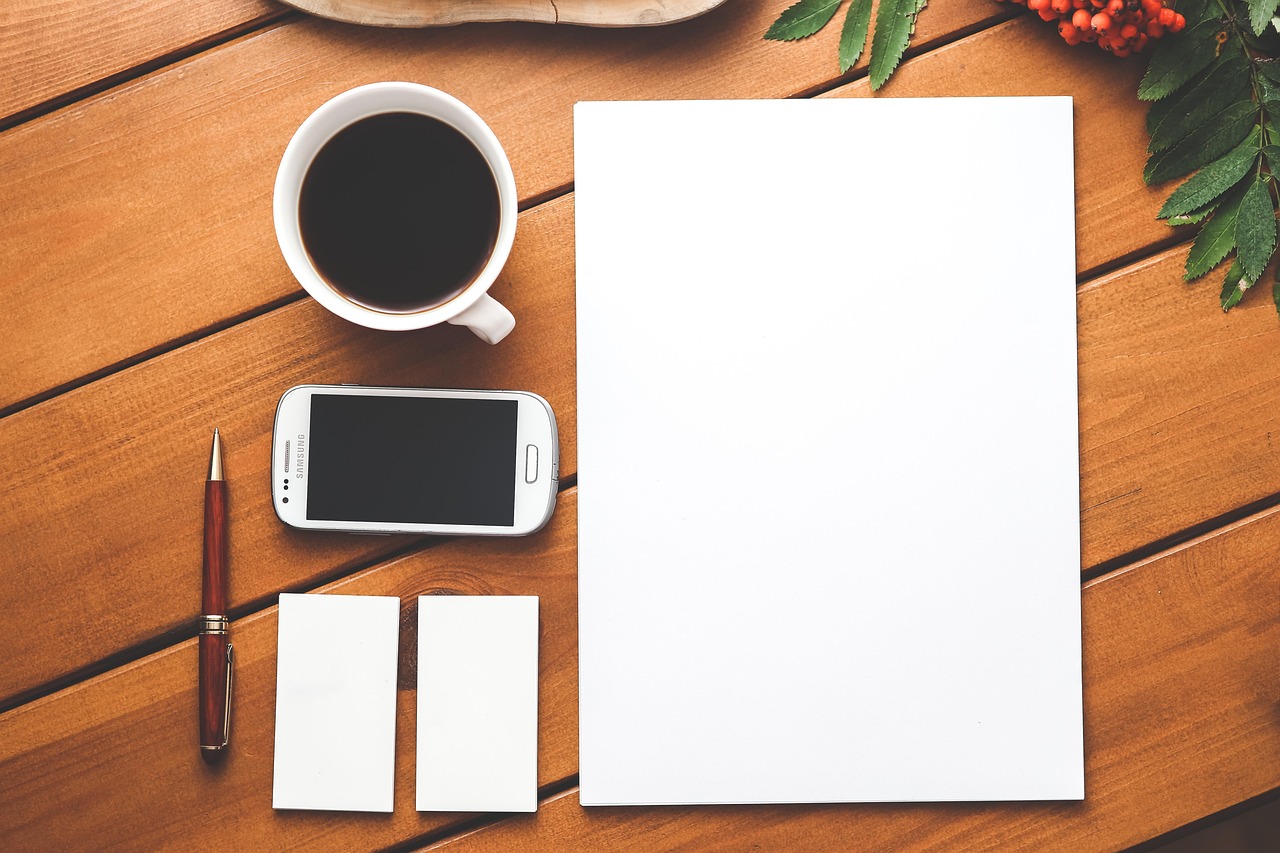 Özelleştirilebilir kurumsal ofis malzemeleri ve marka mockup şablonu