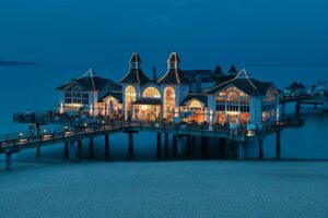Deniz kenarı lüks iskele otel, restoran ve kurumsal etkinlik tesisi
